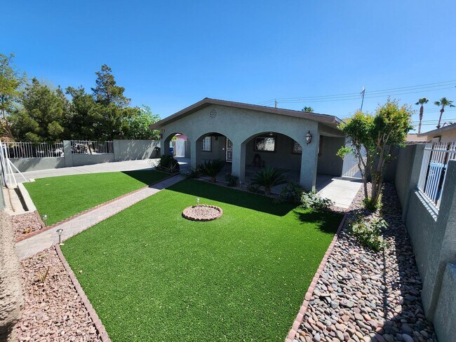 4393 E Vegas Valley Dr in Las Vegas, NV - Building Photo - Building Photo