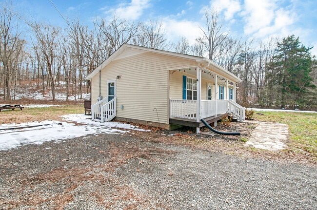 1422 Wesley Rd in Bon Aqua, TN - Building Photo - Building Photo