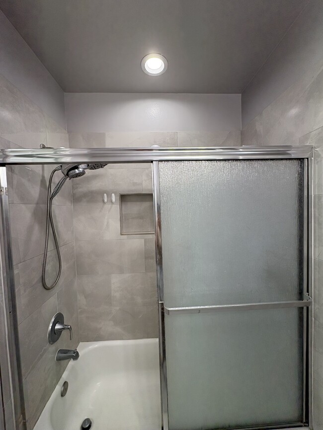 1244 N Hollywood Way in Burbank, CA - Building Photo - Building Photo
