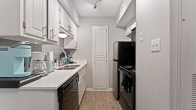 5200 N Lamar Blvd in Austin, TX - Building Photo - Building Photo