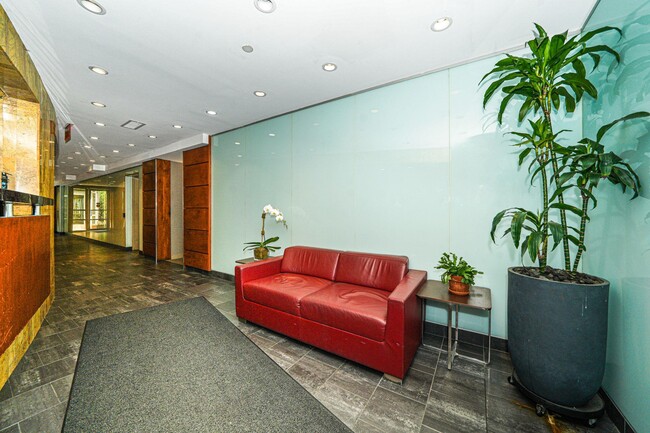 516 W 47th St in New York, NY - Building Photo - Building Photo