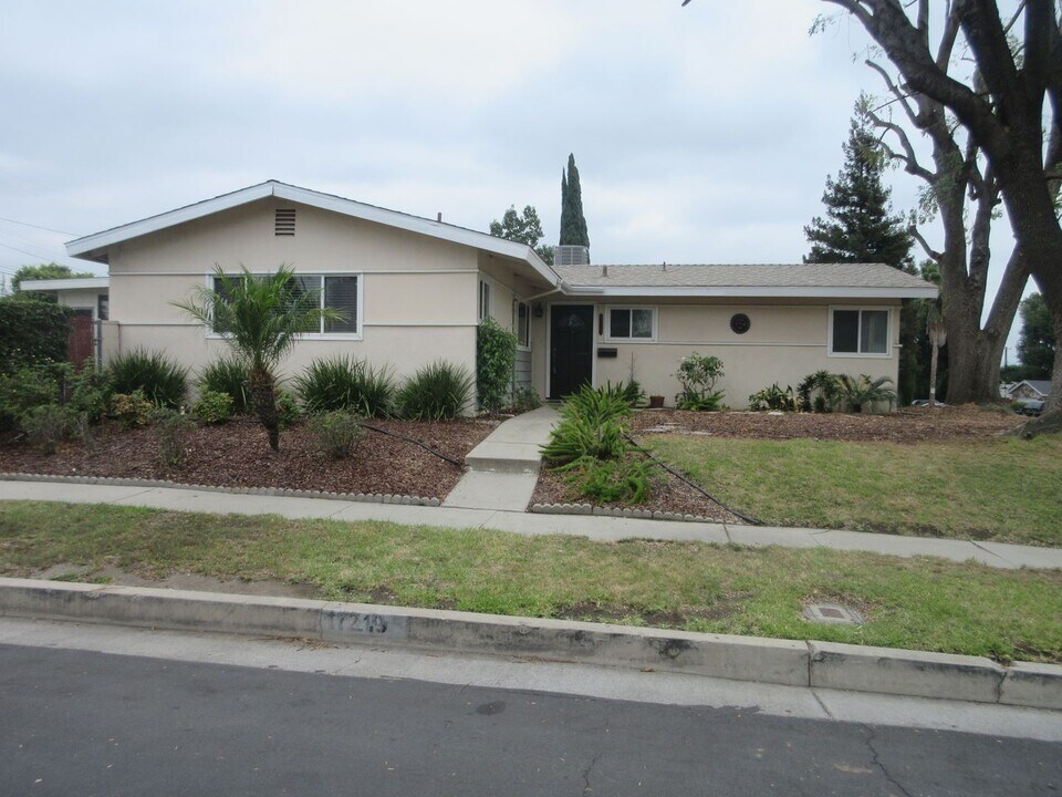 17219 McKeever St in Los Angeles, CA - Building Photo