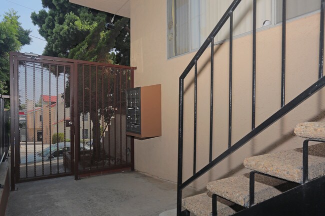 2120 Vanderbilt Lane, Redondo Beach, CA. in Redondo Beach, CA - Foto de edificio - Building Photo