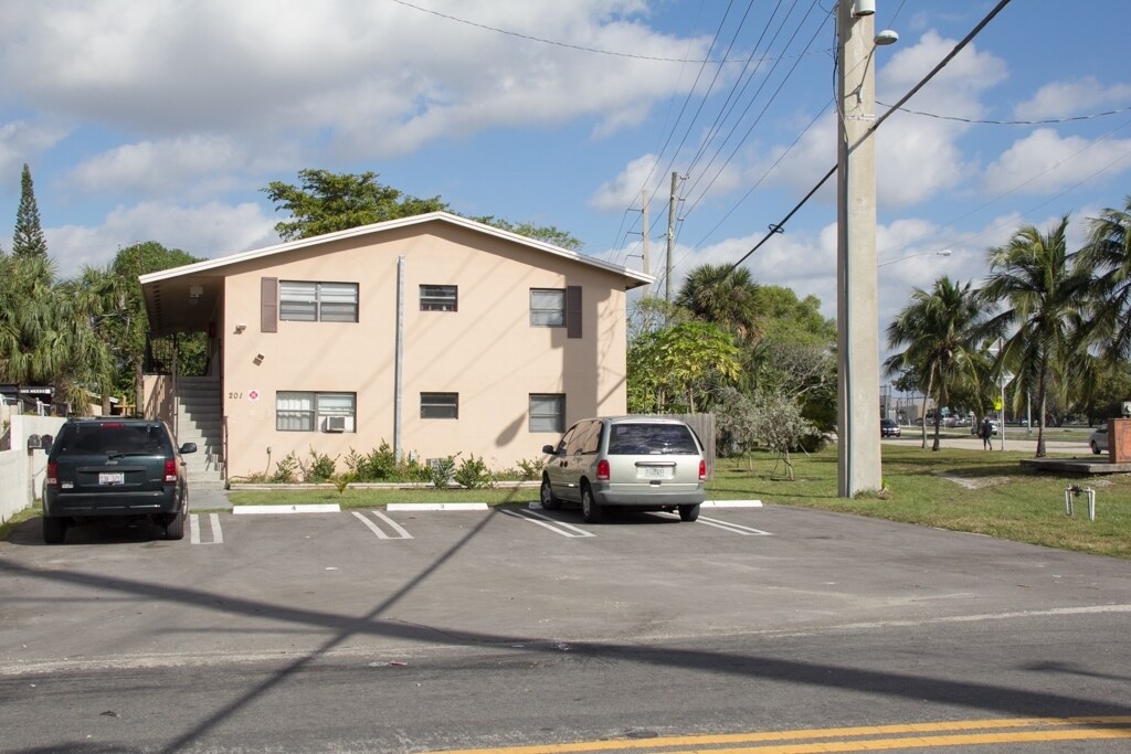 201 SW 2nd St in Pompano Beach, FL - Building Photo