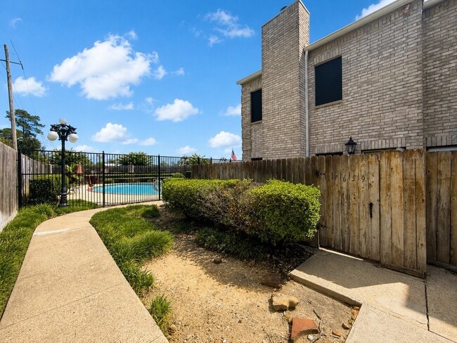 property at 17659 Red Oak Dr