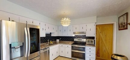 22 King Arthur Pl in Asheville, NC - Building Photo - Building Photo