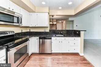 12010 Ridge Knoll Dr-Unit -604-B in Fairfax, VA - Building Photo - Building Photo
