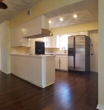 10833 Marchant Cir in Dallas, TX - Foto de edificio - Building Photo