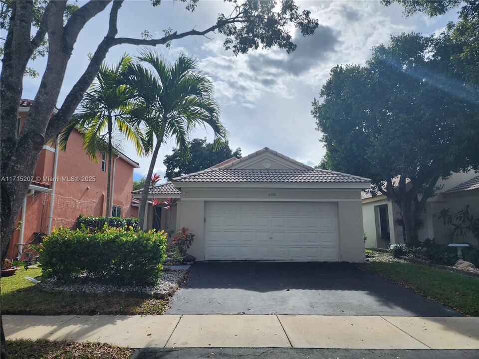 4288 Greenbriar Ln in Weston, FL - Building Photo