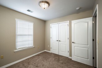2913 Vinyards Pkwy in Branson, MO - Foto de edificio - Building Photo