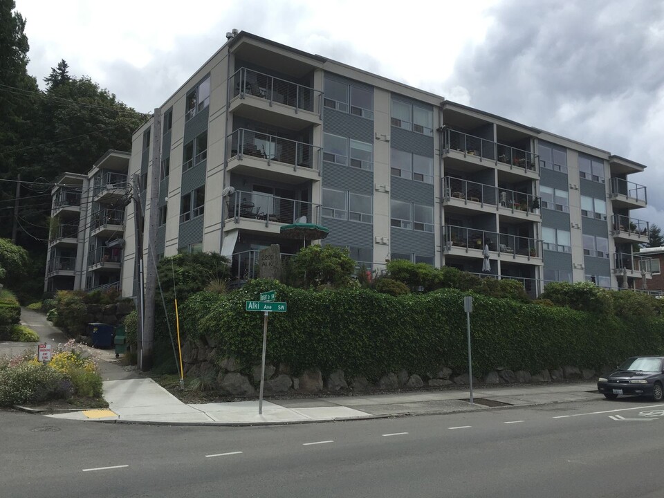 2200 Alki Ave SW in Seattle, WA - Building Photo