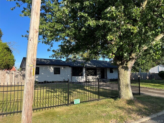 1553 Potter Blvd in Bay Shore, NY - Building Photo - Building Photo