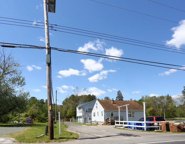 358 Lakehurst Rd in Browns Mills, NJ - Foto de edificio - Building Photo