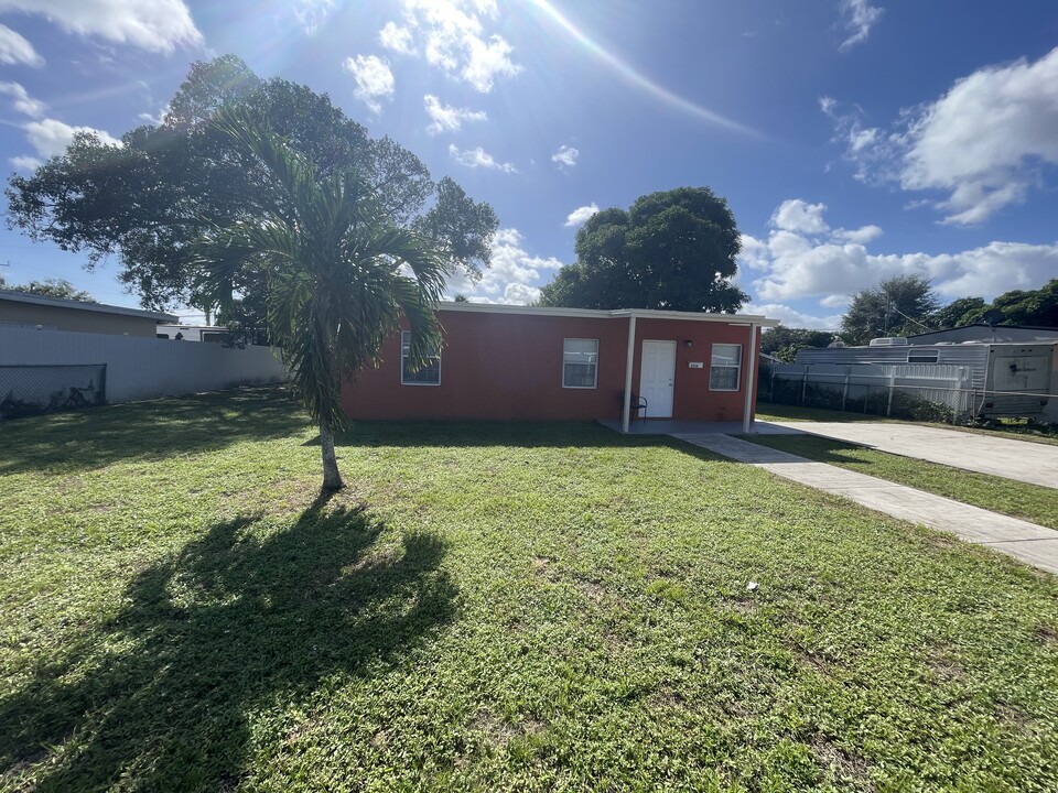 2510 NW 159th Ter in Opa Locka, FL - Foto de edificio