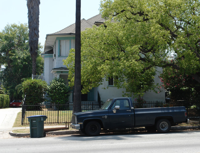 570 E Washington Blvd in Pasadena, CA - Foto de edificio - Building Photo