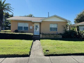 1300 13th Ave S in St. Petersburg, FL - Building Photo