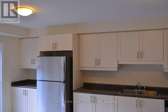 570 Laking Terrace in Milton, ON - Building Photo - Building Photo