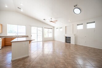 356 Blackstone River Ave in Las Vegas, NV - Foto de edificio - Building Photo