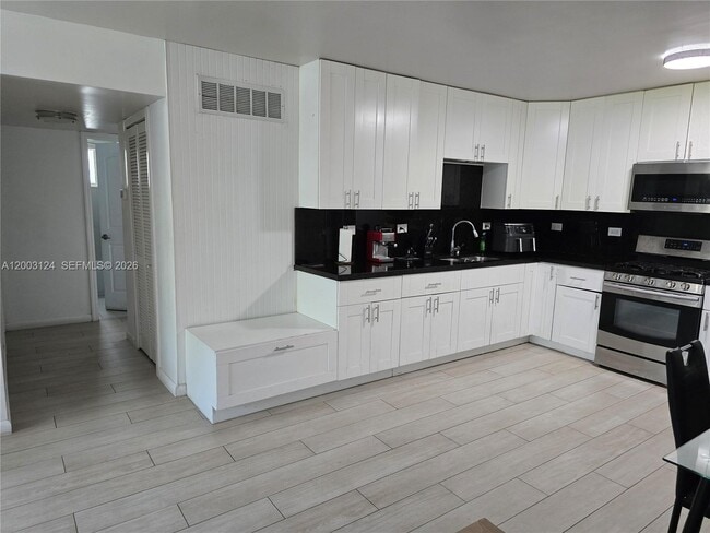 465 S Royal Poinciana Blvd in Miami Springs, FL - Building Photo - Building Photo