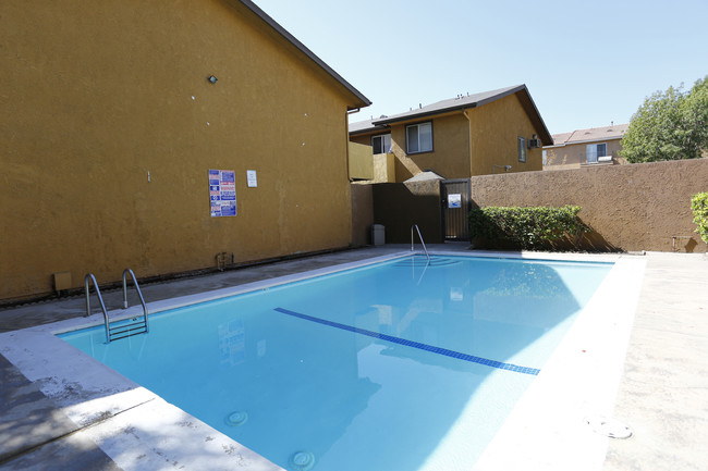 Shadow Hills Apartments in Pacoima, CA - Foto de edificio - Building Photo