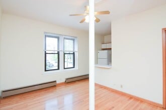 633 W Barry Ave, Unit A07C in Chicago, IL - Foto de edificio - Building Photo