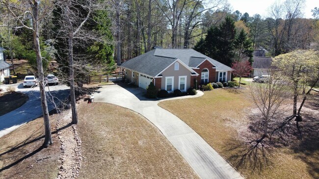 110 Inland Cir in Newnan, GA - Building Photo - Building Photo