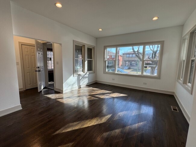 7812 S Paxton Ave in Chicago, IL - Building Photo - Building Photo