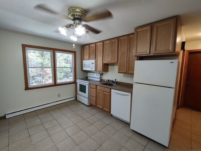 56 Wakelee Ave in Shelton, CT - Building Photo - Building Photo