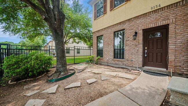 9134 Lakes At 610 Dr in Houston, TX - Building Photo - Building Photo