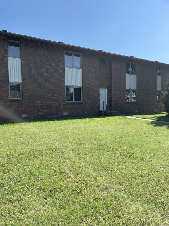 5201 17th St Terrace in Great Bend, KS - Building Photo