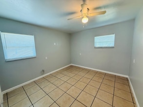 1128 Neptune Dr in Ruskin, FL - Building Photo - Building Photo
