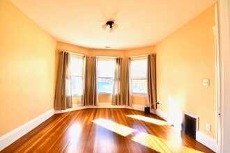 710 Metropolitan Ave, Unit 3 in Boston, MA - Foto de edificio - Building Photo