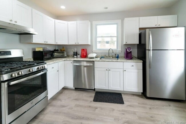 100 Waller Rd in Bridgeport, CT - Foto de edificio - Building Photo