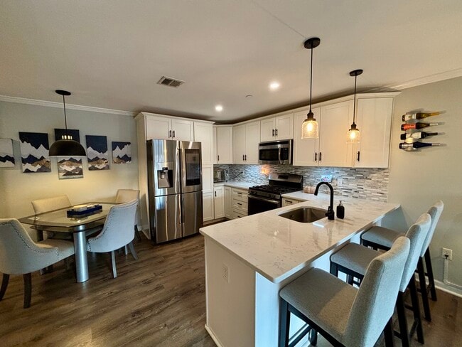 34 Schoolhouse Dr, Unit 203 in West Hartford, CT - Building Photo - Building Photo