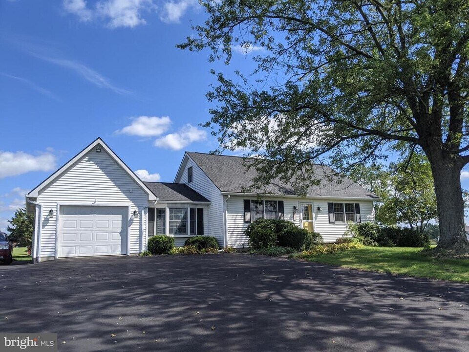 264 North End Rd in Mohrsville, PA - Building Photo