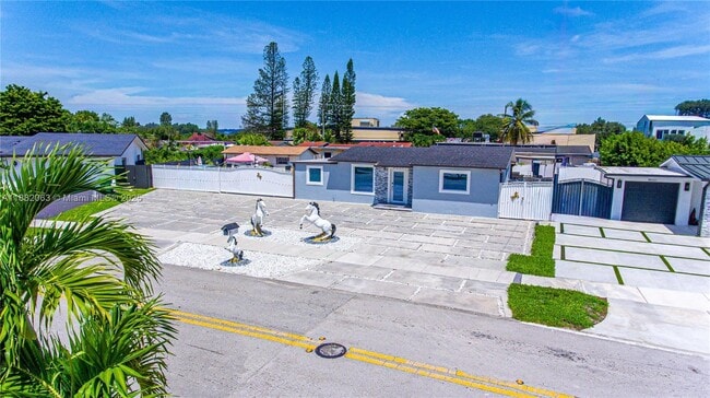 8031 NW 175th St in Hialeah, FL - Foto de edificio - Building Photo