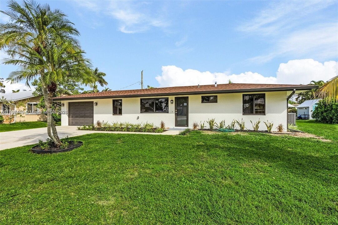 11390 Heidi Lee Ln in Ft. Myers, FL - Building Photo