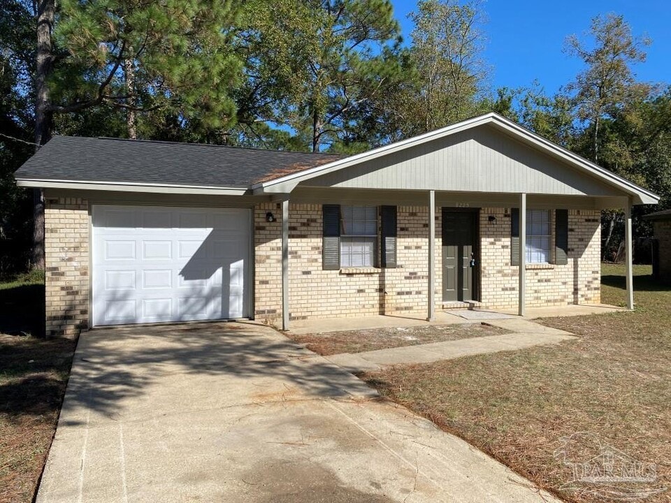 8225 Impala Ct in Pensacola, FL - Building Photo