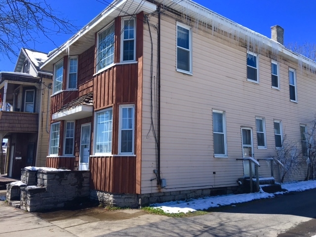 111 E Seneca St in Manlius, NY - Foto de edificio - Building Photo