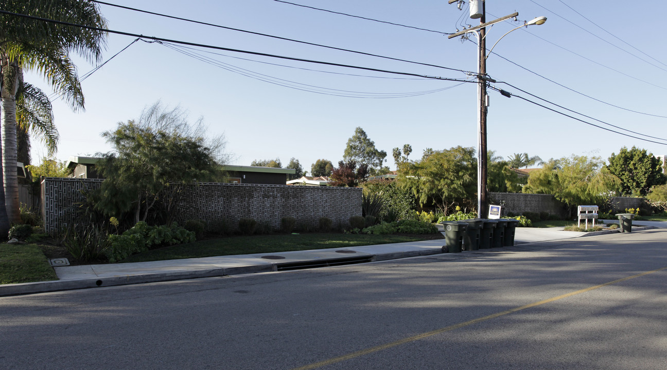 535-545 Bernard St in Costa Mesa, CA - Building Photo