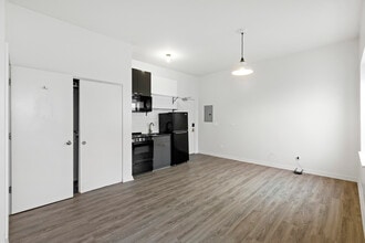 1136 W Wilson Ave, Unit 207 in Chicago, IL - Building Photo - Building Photo