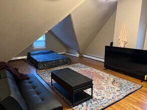 5 Otisfield St, Unit 2 in Boston, MA - Foto de edificio - Building Photo