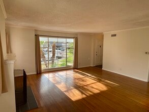 12505 Manor Dr in Hawthorne, CA - Foto de edificio - Building Photo