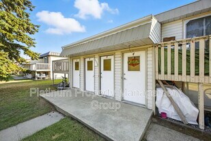 4809-4852 52 St in Olds, AB - Building Photo