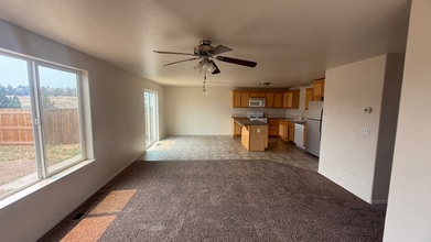 338 Leisek Way in Madras, OR - Building Photo - Building Photo