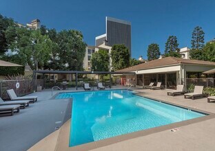 2131 Century Park Ln, Unit #218 in Los Angeles, CA - Foto de edificio - Building Photo