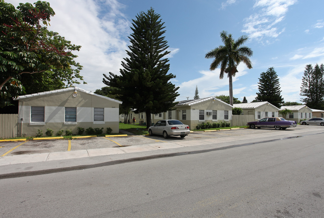 Lincoln Gardens in Hollywood, FL - Building Photo