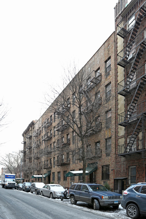 425 W 24th St in New York, NY - Building Photo