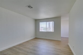 1860 N Decatur Blvd in Las Vegas, NV - Building Photo - Building Photo