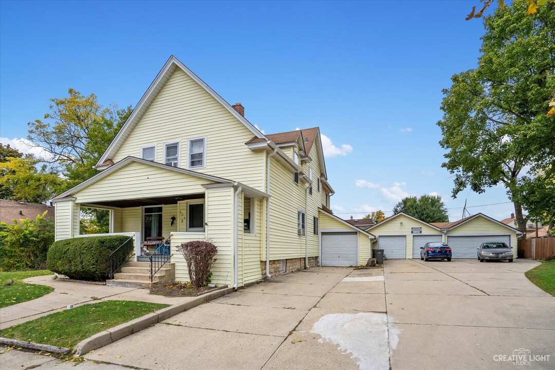 370 Algona Ave in Elgin, IL - Building Photo